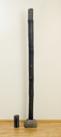 1991, Steinsockel, Baumstamm in Blei, 2 Oberteile (männlich/weiblich), Durchmesser 9cm, Höhe 206 cm
